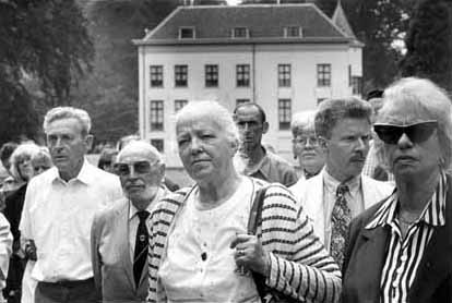 Monarchists listen to speeches. In the background 'Huis Doorn'