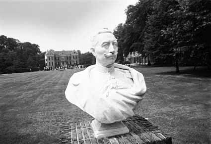 Statue of the Kaiser on the lawn of Huis Doorn